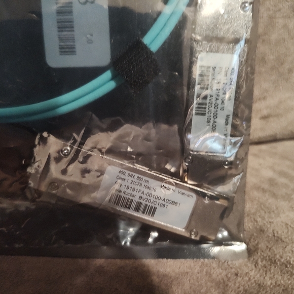 Legrand QSFP+, Active OM-3 Optical Cable to QSFP+, 850nm SR4 40G 1m - Picture 5 of 8